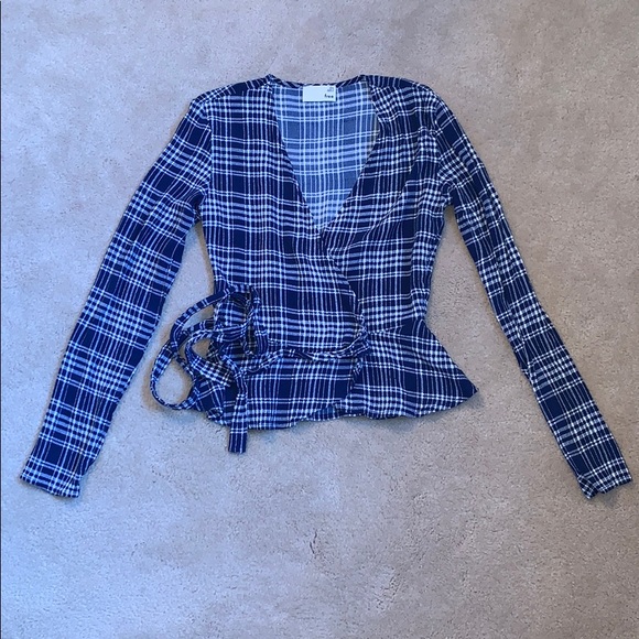 Aritzia Wrap Top - Picture 4 of 5